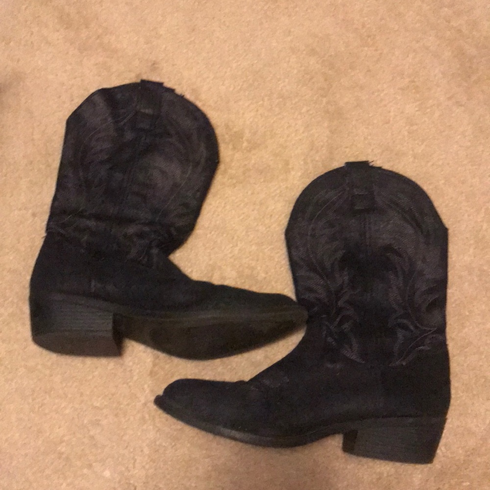 Black cowgirl boots